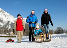 Winterwanderungen mit der ganzen Familie im verschneiten Ramsau in der Steiermark in Österreich